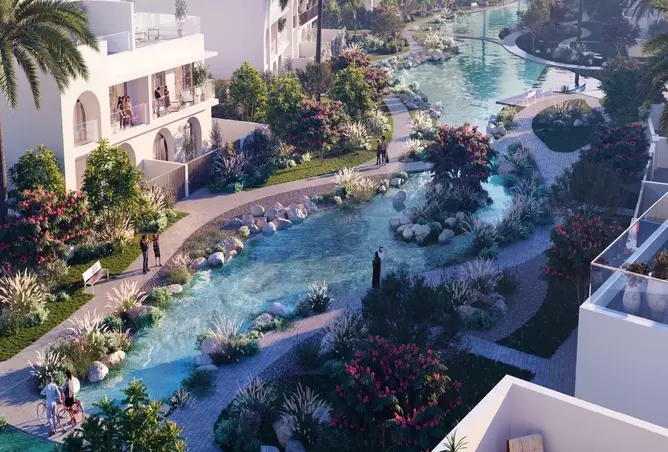 Alana at The Valley - Image 4